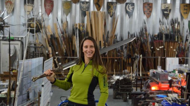 زن استرالیایی که برای 'بازی تاج و تخت' شمشیر و تیر می‌سازد