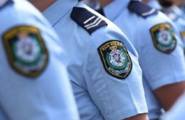 جریمه ۱۰۰۰ دلاری دو مامور پلیس به دلیل رعایت نکردن فاصله‌گذاری اجتماعی