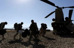 سرباز استرالیایی به دلیل کمبود جا در هواپیما، بازداشتی دست‌بسته افغان را کشت