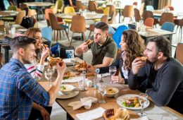 کمک ۱۰۰ دلاری دولت به خانوارها برای خرج کردن در رستوران‌ها