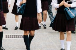 عذرخواهی دبیرستانی در ملبورن به دلیل روش بررسی کوتاهی دامن دختران