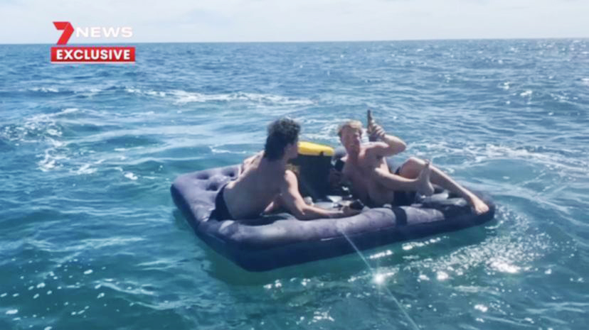نجات دو جوانی که در اقیانوس سرگردان شده بودند