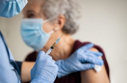 نفوذ کرونا به خانه‌های سالمندان ویکتوریا؛ تاکید کارشناسان بر واکسیناسیون همه پرسنل