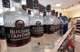 مشروبات الکلی روسی از قفسه‌ها جمع‌آوری می‌شوند؛ ودکا کمیاب می‌شود!