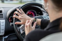 جریمه استفاده از ساعت هوشمند حین رانندگی چقدر است
