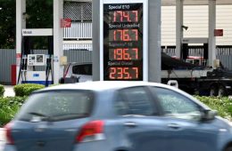 قیمت بنزین نخستین بار در دو سال اخیر کاهش یافت