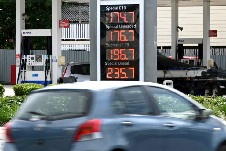 قیمت بنزین نخستین بار در دو سال اخیر کاهش یافت
