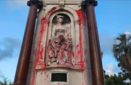 درخواست پلیس از مردم برای پیدا کردن متهمان رنگ‌پاشی روی مجسمه ملکه ویکتوریا