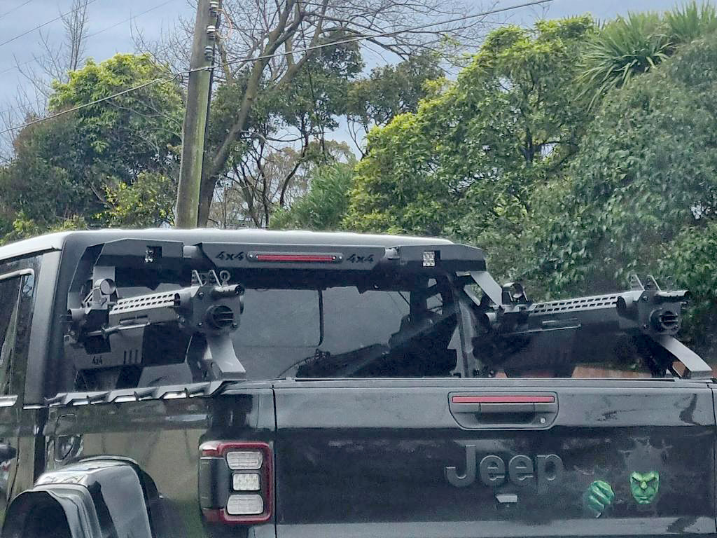 انتقاد مردم از نصب مسلسل تقلبی روی ماشینی در ویکتوریا