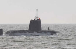 زیردریایی تهاجمی هسته‌ای بریتانیا وارد پرت شد؛ تأکید دوباره لندن بر تعهد به آکوس