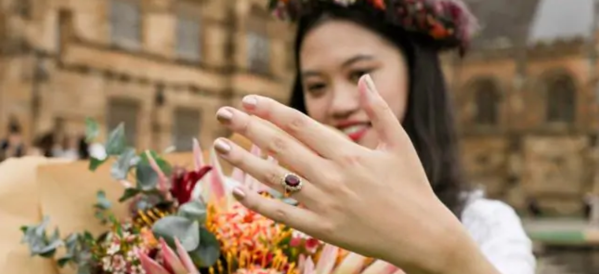 زن استرالیایی با مدرکش ازدواج کرد