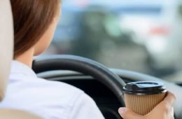 جریمه ۵۰۰ دلاری به خاطر مصرف قهوه هنگام رانندگی