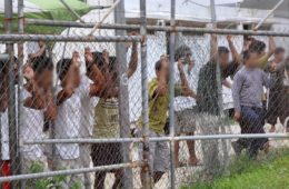 مخالفت آمریکا با پذیرش پناهجویان جزایر مانوس و نائورو