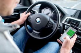 جریمه ۱۰۰۰ دلاری برای استفاده از تلفن همراه در هنگام رانندگی