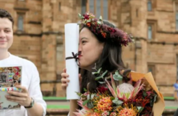 زن استرالیایی با مدرکش ازدواج کرد