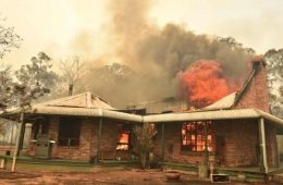 آتش سوزی چیز زیادی از شهرک بالمورال استرالیا باقی نگذاشته