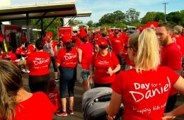 راهپیمایی ۴ کیلومتری تی‌شرت‌های قرمز؛ هزاران نفر در رویداد «روزی برای دنیل» شرکت کردند