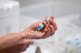 زمان انتظار بین دوز دوم و سوم واکسن کرونا در استرالیا یک ماه کاهش یافت