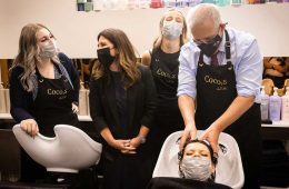 انتقاد از نمایش تبلیغاتی اسکات موریسون در آرایشگاه زنانه