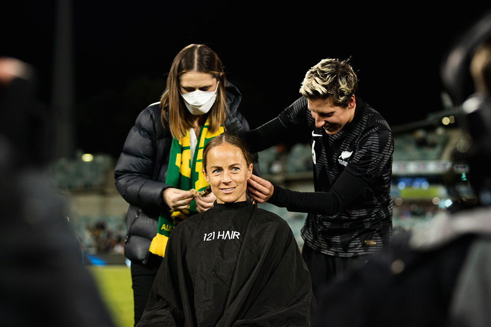 فوتبالیست استرالیایی در حمایت از برادرش در زمین فوتبال سرش را تراشید