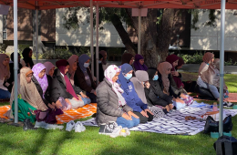 اقامه نماز در محوطه دانشگاه موناش در اعتراض به کمبود فضای نمازخانه‌ها