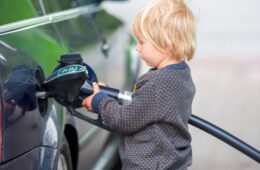 حداقل سن برای بنزین زدن در استرالیا چقدر است؟