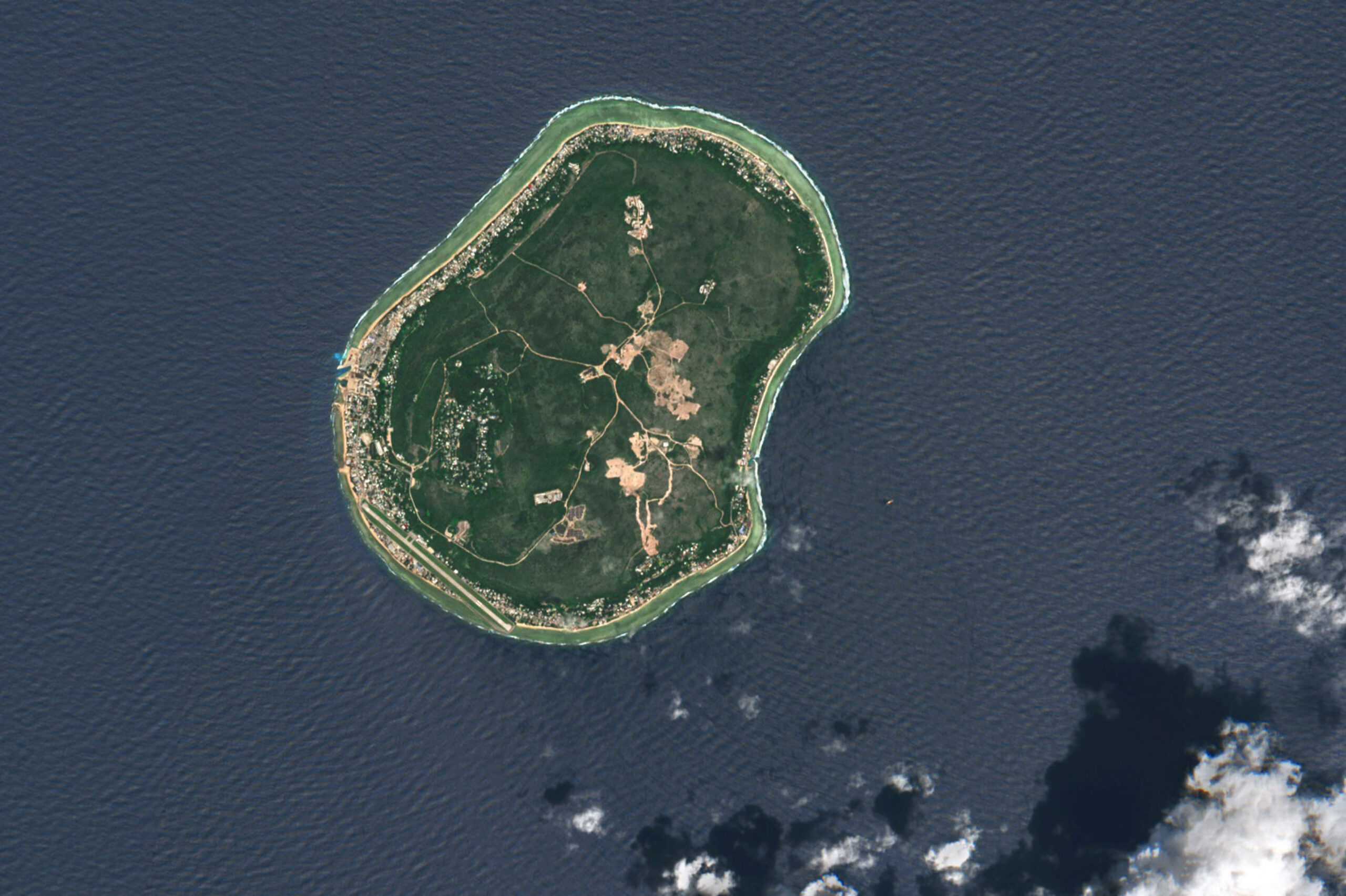 نخستین فرد به نائورو رسید/ آغاز اجرای قرارداد ۲.۵ میلیارد دلاری استرالیا با این کشور جزیره‌ای