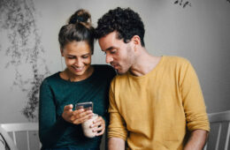 قبل از افتتاح حساب بانکی مشترک با شریک زندگی، چه مواردی را باید در نظر گرفت؟