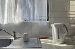 هشدار در خصوص استفاده از کتری‌های پلاستیکی: هر یک لیوان چای مساوی با ۳ میلیارد نانوذره پلاستیک