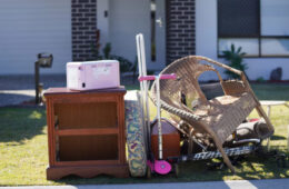 آیا برداشتن وسایل کنار خیابان دیگران مجاز است؟