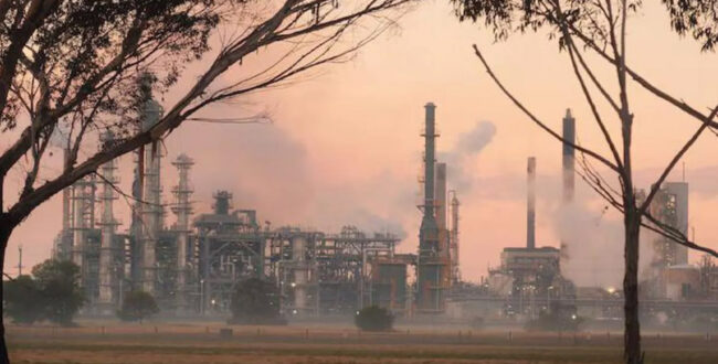 آتشسوزی بیسابقه در پالایشگاه نفت استرالیا؛ نگرانیها درباره کمبود بنزین افزایش یافت