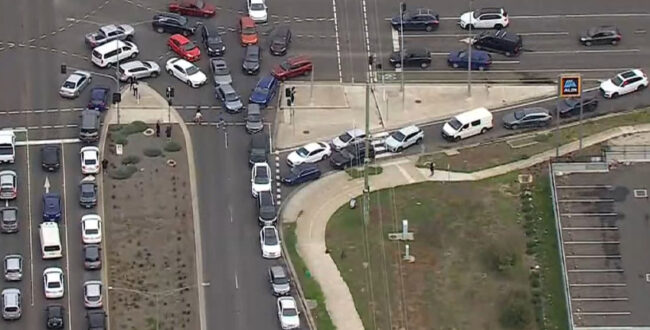 هرج و مرج ترافیکی برای بنزین رایگان در ملبورن و مداخله پلیس