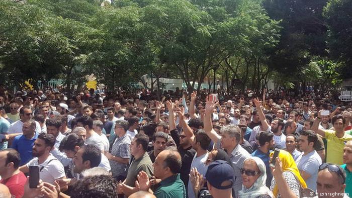 تجمع و راهپیمایی بازاریان تهران در اعتراض به افزایش قیمت ارز